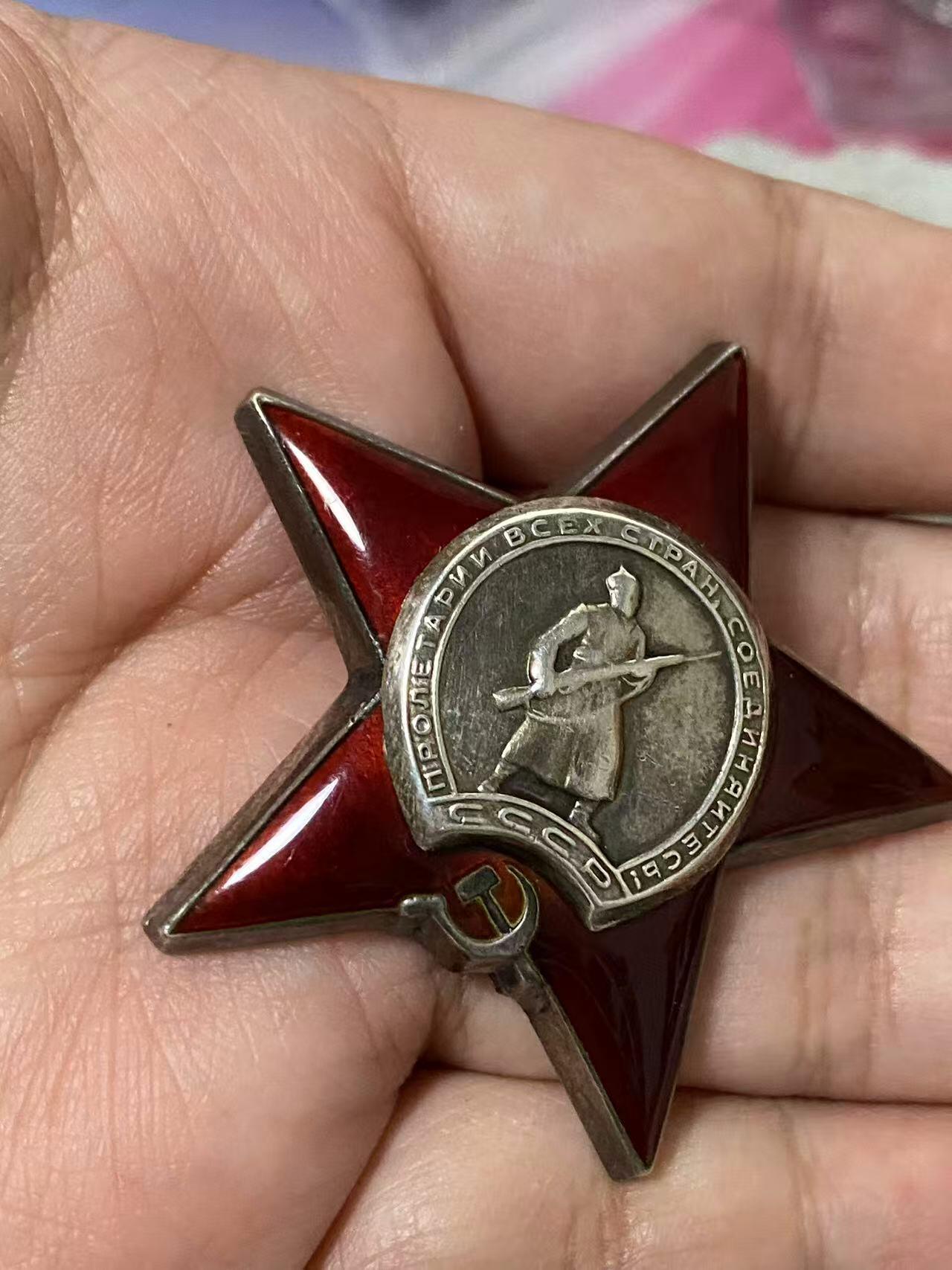 苏联勋章奖章6月6日晚上九点结束在麦稀奇 找不到的加我qq或者微信都是184277308备注苏章拍卖。最好加微信群每次都会通知还有提前可以一口价的 最近会持续拍卖一些东西。 苏联二战红星 2647311 好品 顶角顶部 轻微小瑕疵 Чистых Иван Иванович 反坦克枪主射手 受伤后担任鞋匠 