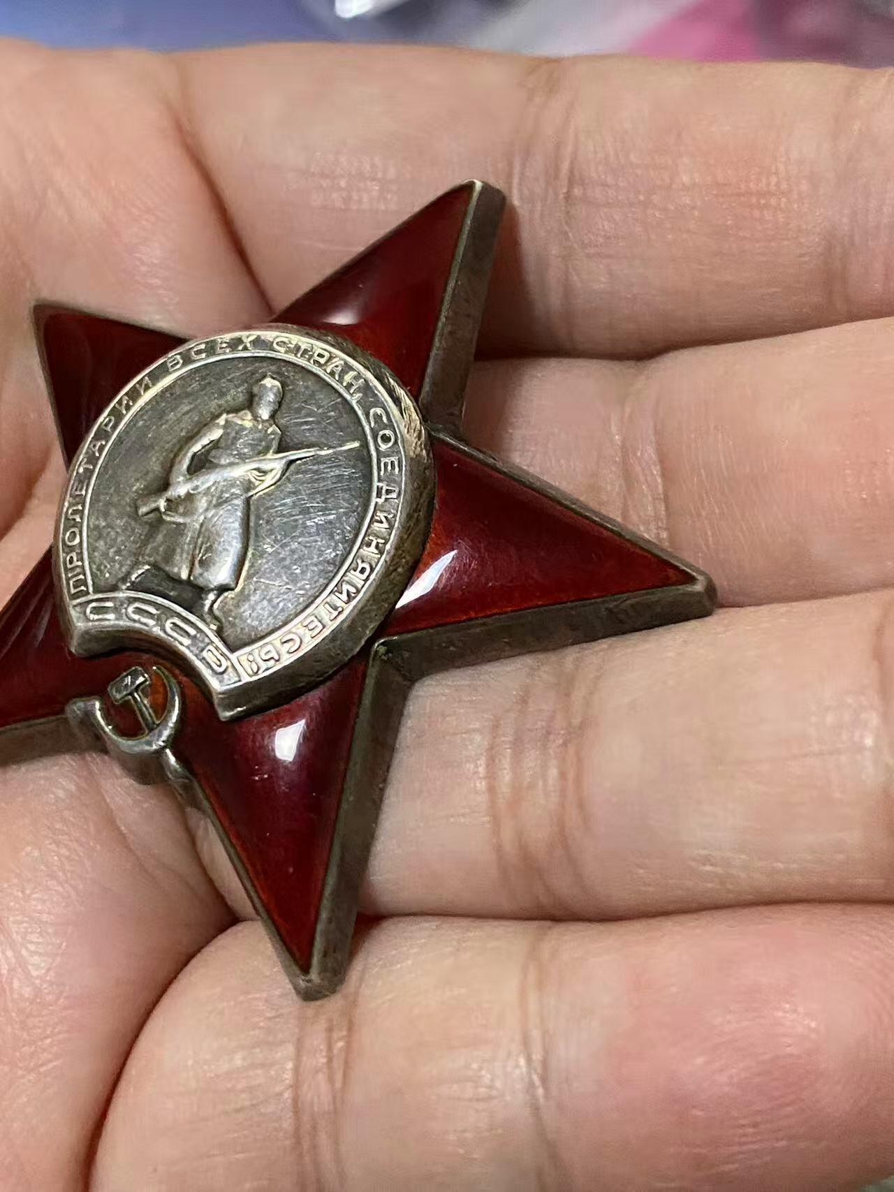 苏联勋章奖章6月6日晚上九点结束在麦稀奇 找不到的加我qq或者微信都是184277308备注苏章拍卖。最好加微信群每次都会通知还有提前可以一口价的 最近会持续拍卖一些东西。 苏联二战红星 2647311 好品 顶角顶部 轻微小瑕疵 Чистых Иван Иванович 反坦克枪主射手 受伤后担任鞋匠 