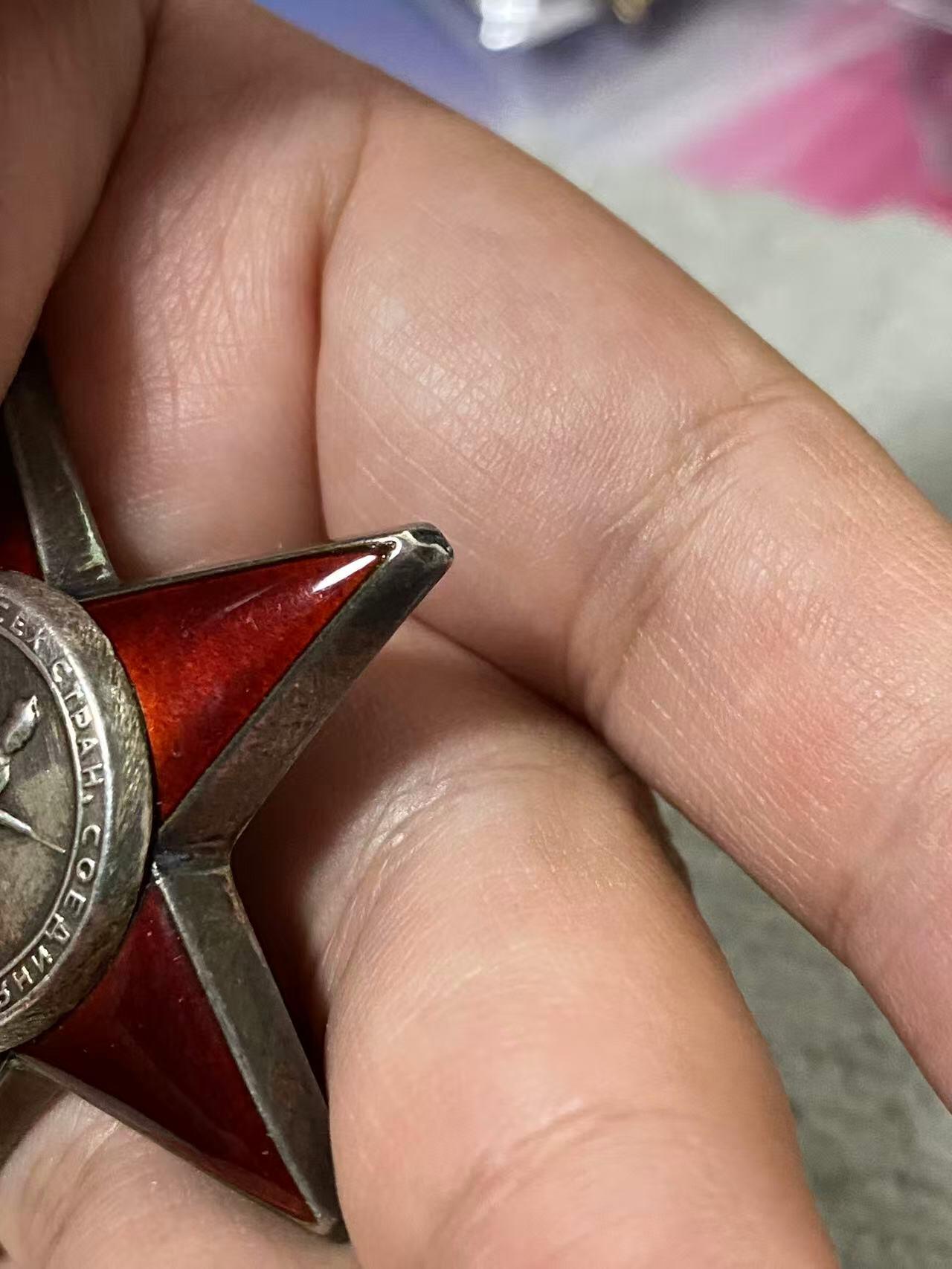 苏联勋章奖章6月6日晚上九点结束在麦稀奇 找不到的加我qq或者微信都是184277308备注苏章拍卖。最好加微信群每次都会通知还有提前可以一口价的 最近会持续拍卖一些东西。 苏联二战红星 2647311 好品 顶角顶部 轻微小瑕疵 Чистых Иван Иванович 反坦克枪主射手 受伤后担任鞋匠 