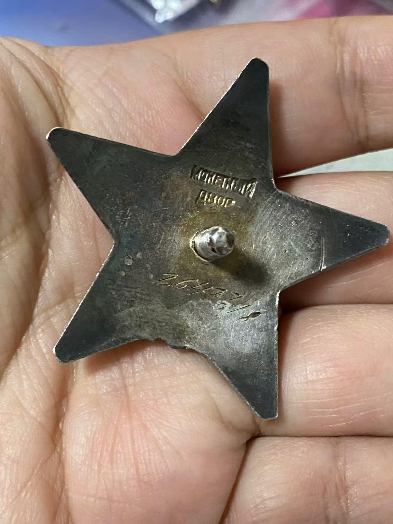 苏联勋章奖章6月6日晚上九点结束在麦稀奇 找不到的加我qq或者微信都是184277308备注苏章拍卖。最好加微信群每次都会通知还有提前可以一口价的 最近会持续拍卖一些东西。 苏联二战红星 2647311 好品 顶角顶部 轻微小瑕疵 Чистых Иван Иванович 反坦克枪主射手 受伤后担任鞋匠 