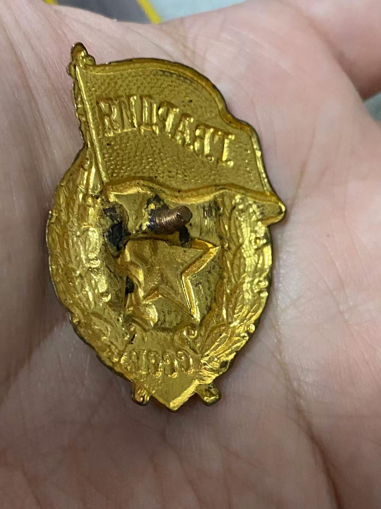 苏联勋章奖章6月6日晚上九点结束在麦稀奇 找不到的加我qq或者微信都是184277308备注苏章拍卖。最好加微信群每次都会通知还有提前可以一口价的 最近会持续拍卖一些东西。 战功奖章 珐琅好品 原环未开 铜挂 附赠一个近卫军徽章
