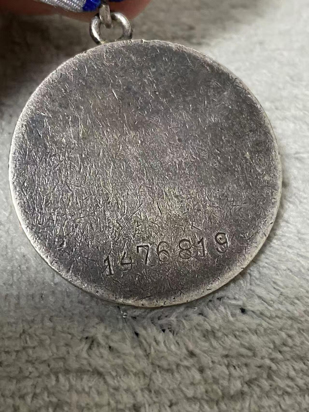 苏联勋章奖章6月6日晚上九点结束在麦稀奇 找不到的加我qq或者微信都是184277308备注苏章拍卖。最好加微信群每次都会通知还有提前可以一口价的 最近会持续拍卖一些东西。 苏联勇敢奖章 女战士  1476819  珐琅没了 开环 铝挂 Ковынева александра тимофеевна 因在战斗中救护伤员时表现勇敢无畏。44.8.14、8.15和8.17，在斯托尔尼查和佩切诺什镇她从战场上转移了6个伤员，其中4个是军官。