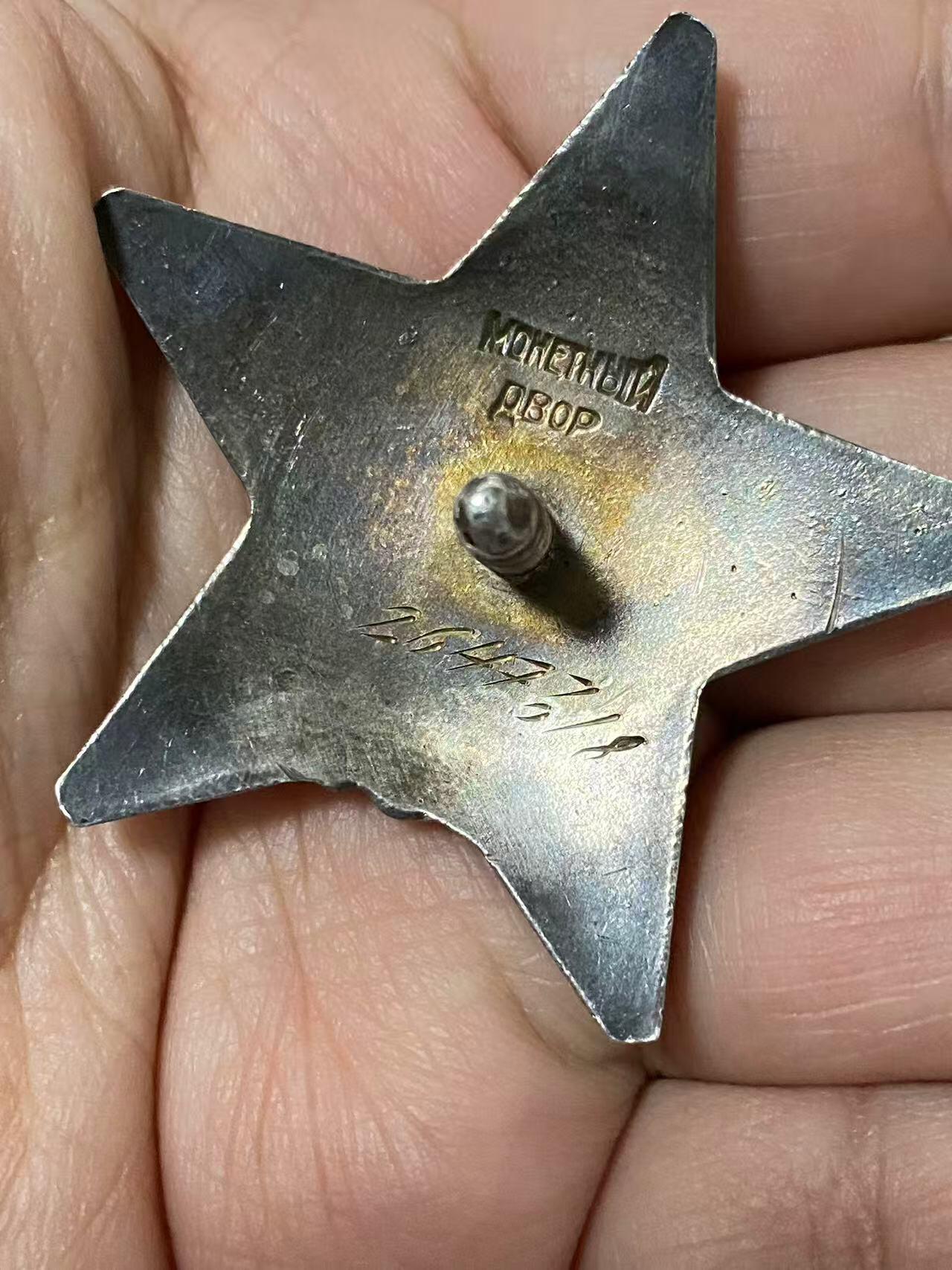 苏联勋章奖章6月6日晚上九点结束在麦稀奇 找不到的加我qq或者微信都是184277308备注苏章拍卖。最好加微信群每次都会通知还有提前可以一口价的 最近会持续拍卖一些东西。 苏联二战红星 2647311 好品 顶角顶部 轻微小瑕疵 Чистых Иван Иванович 反坦克枪主射手 受伤后担任鞋匠 