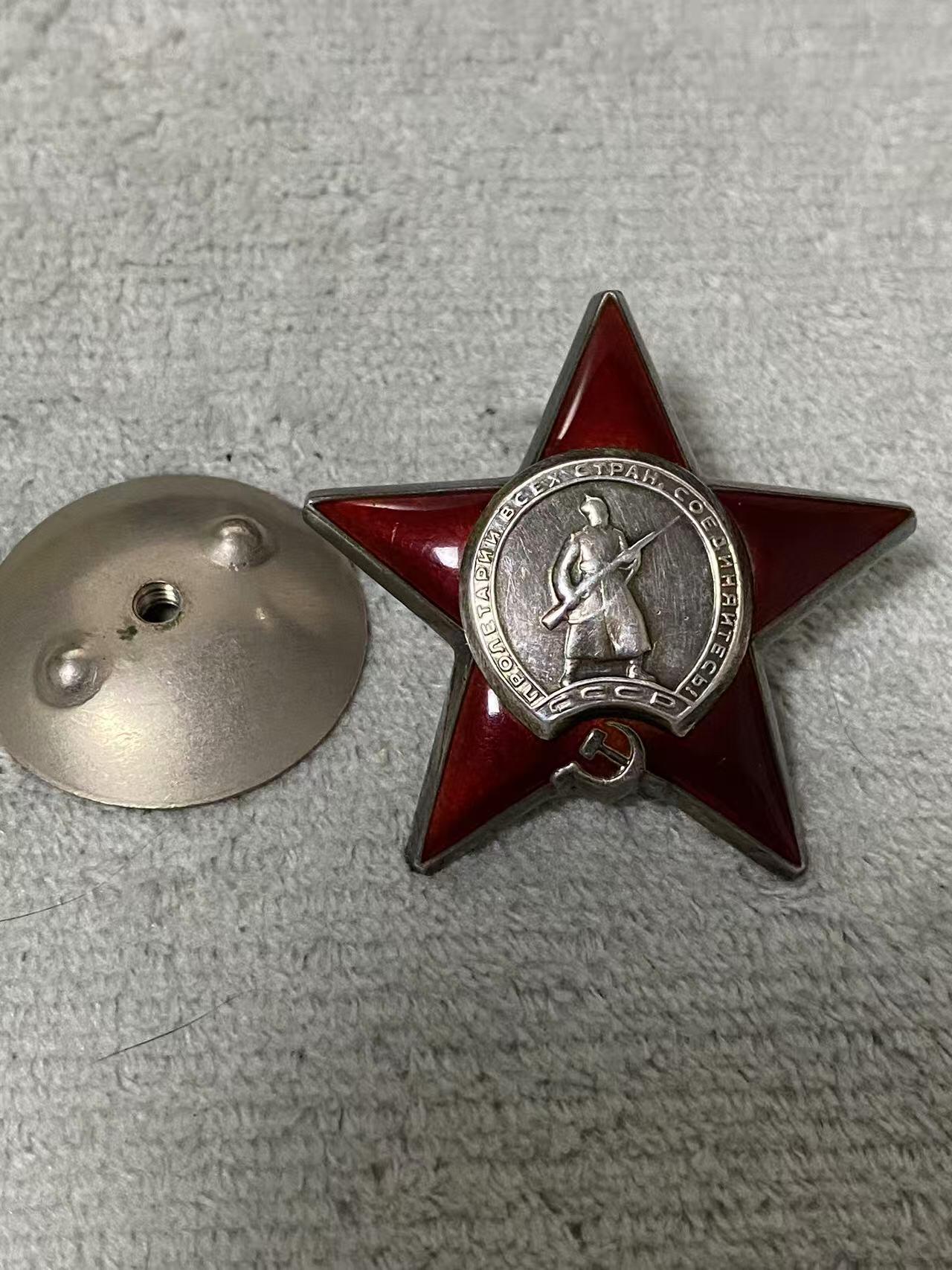 苏联勋章奖章6月6日晚上九点结束在麦稀奇 找不到的加我qq或者微信都是184277308备注苏章拍卖。最好加微信群每次都会通知还有提前可以一口价的 最近会持续拍卖一些东西。 苏联二战红星 2647311 好品 顶角顶部 轻微小瑕疵 Чистых Иван Иванович 反坦克枪主射手 受伤后担任鞋匠 