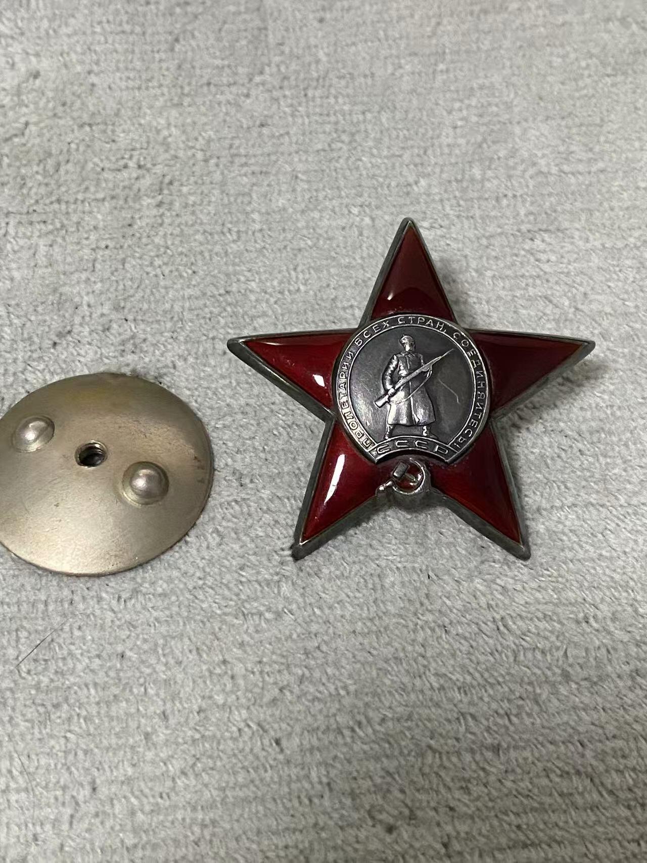 苏联勋章奖章6月6日晚上九点结束在麦稀奇 找不到的加我qq或者微信都是184277308备注苏章拍卖。最好加微信群每次都会通知还有提前可以一口价的 最近会持续拍卖一些东西。 苏联二战红星 916967 早期六位数  好品 左下角顶不有几乎微不可见的小瑕疵 查不到档案 不是国芳布序列 应该是内物部或其他单位颁发。有渠道的可以再查查。