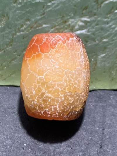 高玉化龙鳞风化纹缠丝玛瑙随形桶珠一颗。 - 高玉化龙鳞风化纹缠丝玛瑙随形桶珠一颗。