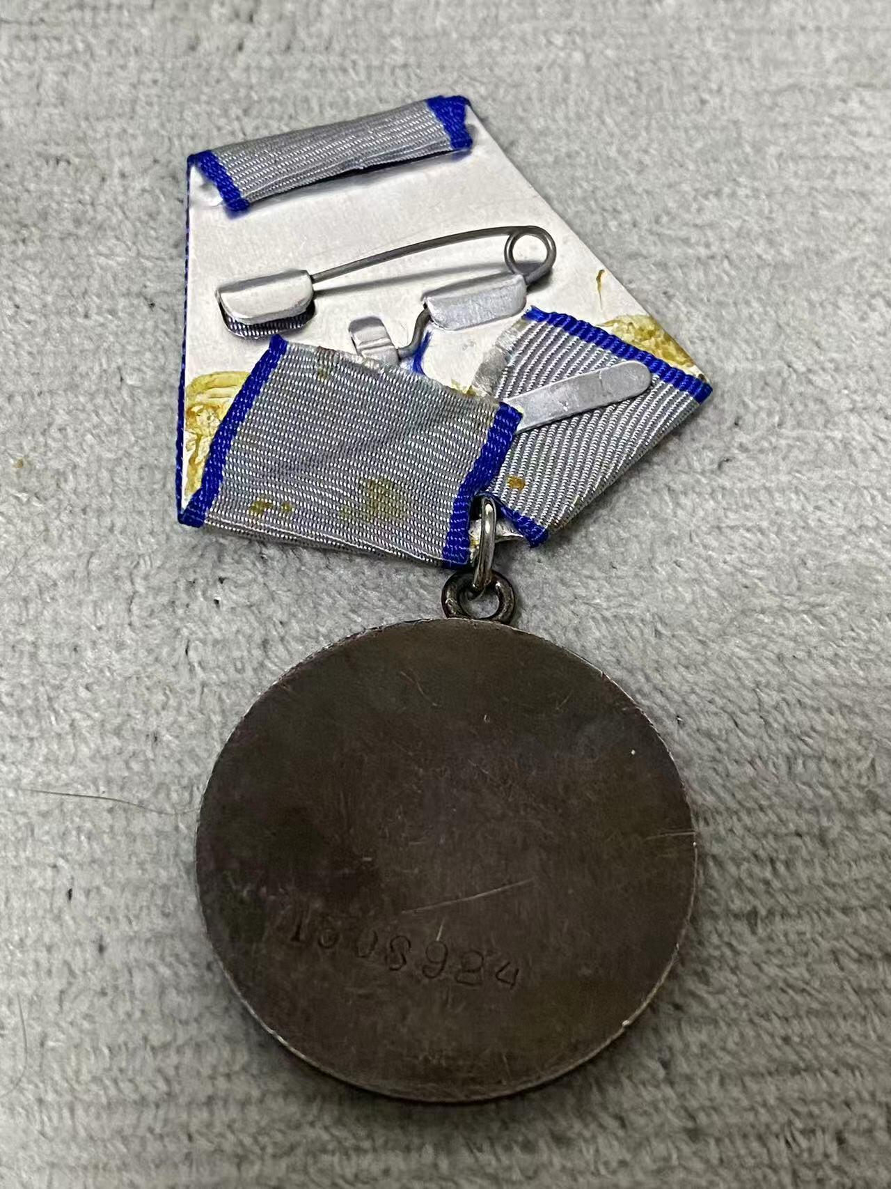 苏联勋章奖章6月6日晚上九点结束在麦稀奇 找不到的加我qq或者微信都是184277308备注苏章拍卖。最好加微信群每次都会通知还有提前可以一口价的 最近会持续拍卖一些东西。 勇敢奖章 1508924 珐琅基本完整 开环 铝挂 档案没查 