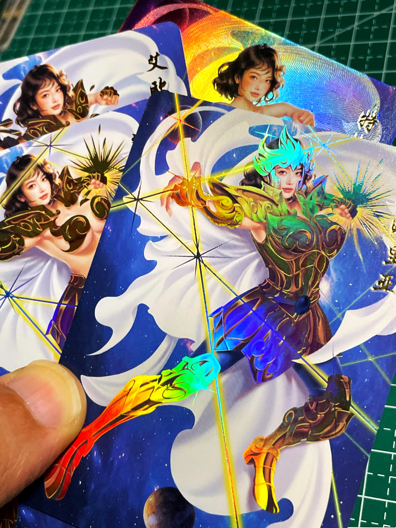显眼宝17期 大家玩卡快乐 青鸾殿卡牌  女娇娘黄金圣斗士，狮子座含特卡共4张   折光彩闪63*88