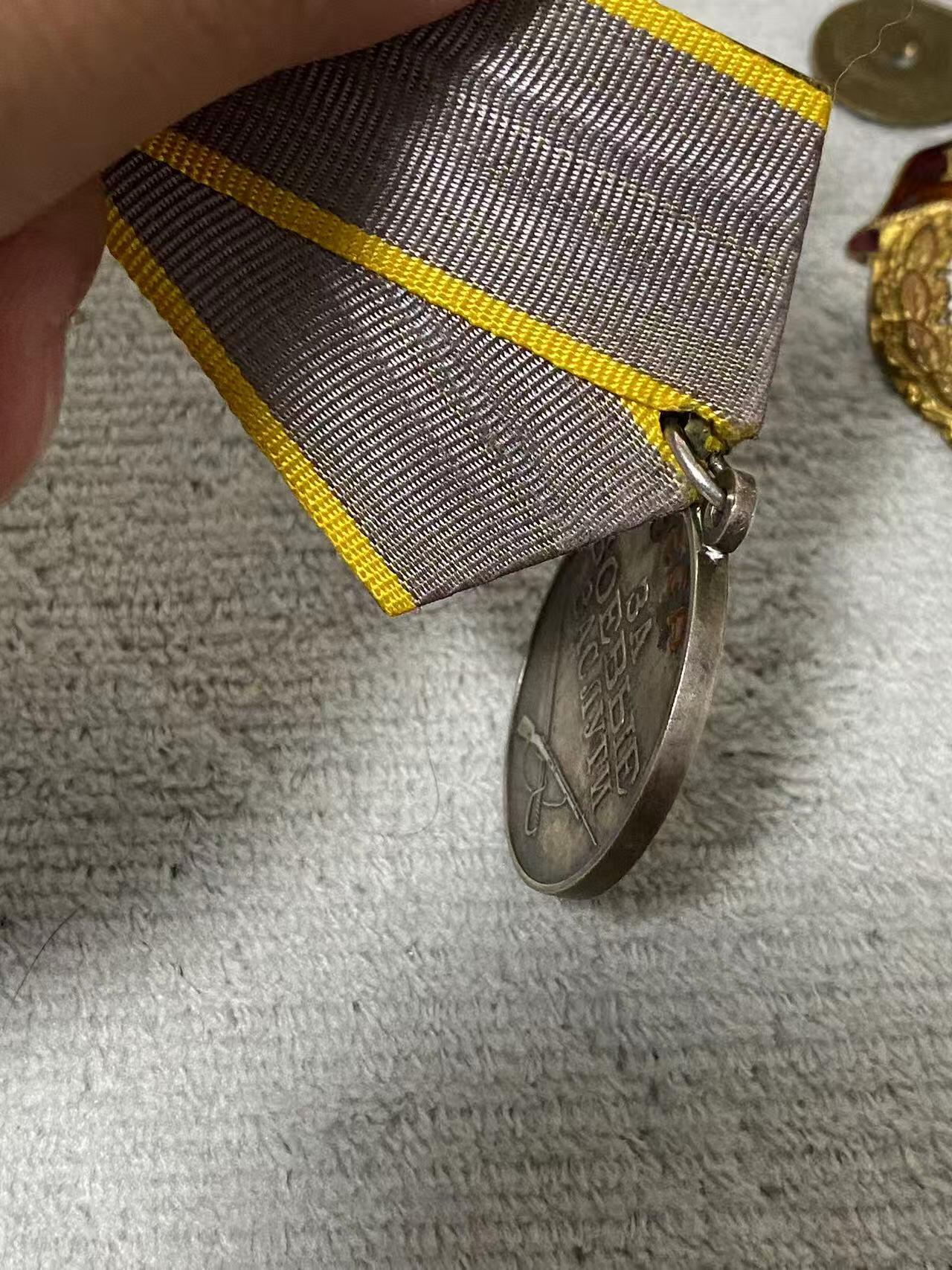 苏联勋章奖章6月6日晚上九点结束在麦稀奇 找不到的加我qq或者微信都是184277308备注苏章拍卖。最好加微信群每次都会通知还有提前可以一口价的 最近会持续拍卖一些东西。 战功奖章 珐琅好品 原环未开 铜挂 附赠一个近卫军徽章