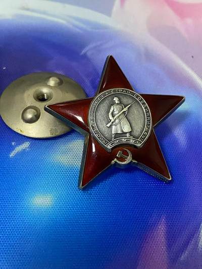 苏联勋章奖章6月6日晚上九点结束在麦稀奇 找不到的加我qq或者微信都是184277308备注苏章拍卖。最好加微信群每次都会通知还有提前可以一口价的 最近会持续拍卖一些东西。 - 苏联二战红星勋章 1427325 右下角顶部小脱皮 Шаруда Петр Васильевич 华沙步兵师80炮兵团7连司机 在埃尔斯塔尔市（柏林附近）西郊 他不顾猛烈的枪械火力和炮击，当时汽车被子弹和破片打穿了几处，他迅速将火炮送到指定位置，并机动避开爆炸的炮弹将汽车开到隐蔽处。得益于及时开火消灭了敌军的75毫米炮和1个步兵排。