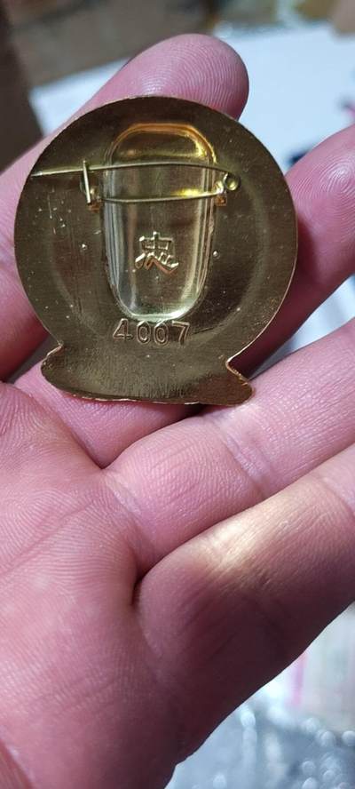 精品毛主席像章拍场 🔥🔥中年围脖像🔥🔥毛主席像章，4007系列套章之一