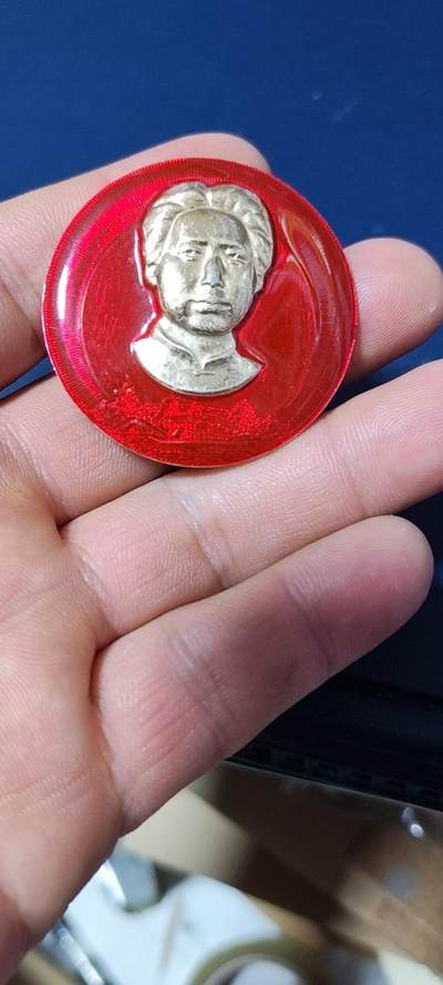 🔥精品🔥毛主席像章拍场 - 🔥🔥青年像🔥🔥毛主席像章，背面有铭文：第二军医大学
