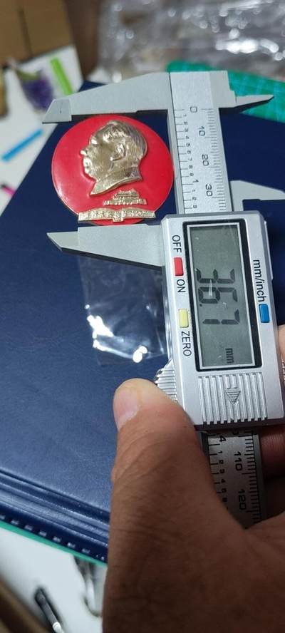 精品毛主席像章拍场 🔥🔥背英文🔥毛泽东思想胜利万岁🔥毛主席像章，36.7毫米    上海背英文套章之一