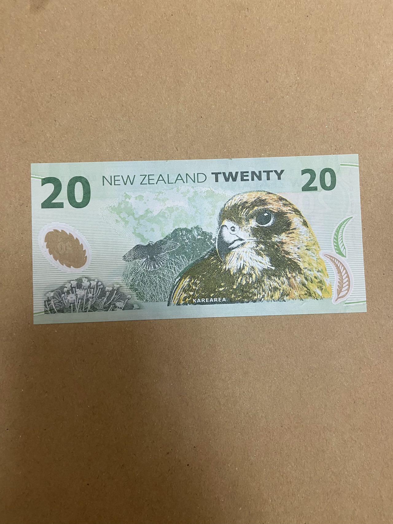 【炜奕收藏】第三十五期 2004年新西兰20元塑料钞，UNC-品相，有数道压痕