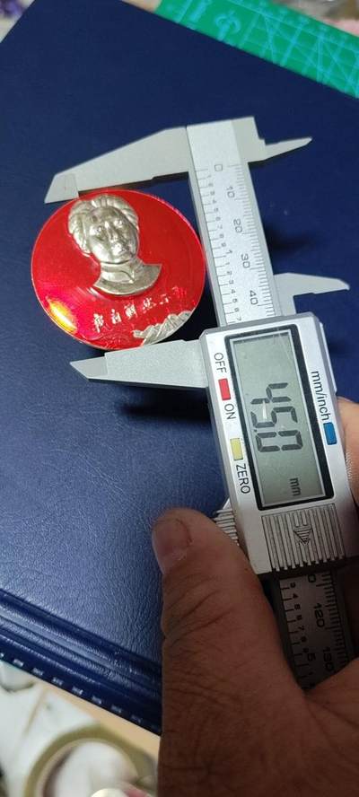 精品毛主席像章拍场 🔥🔥青年像🔥我自巍然不动🔥毛主席像章，