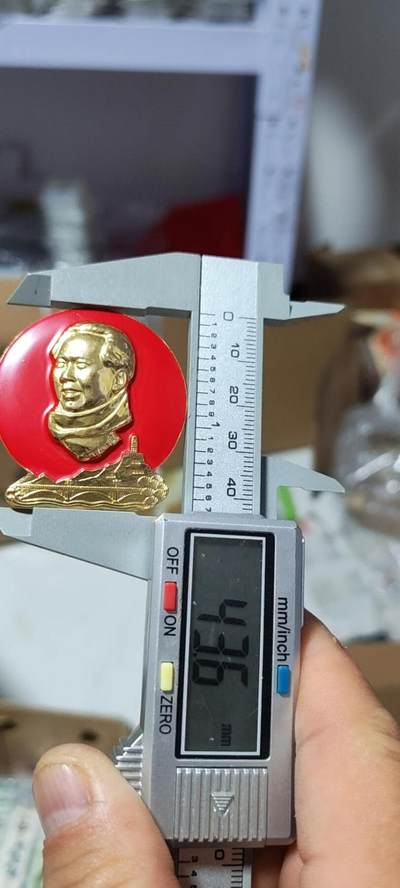精品毛主席像章拍场 🔥🔥中年围脖像🔥🔥毛主席像章，4007系列套章之一