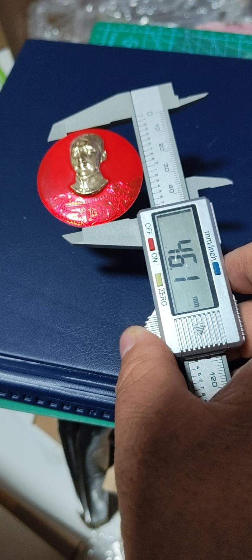 毛主席像章拍场，精品多多
