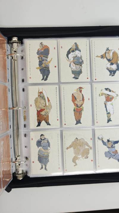 白泽拍卖卡牌手绘专场第18期（端午临中夏，时清日复长） 2024 九轩文化 戴敦邦水浒 烫金普卡1套+粗闪1套 带卡册 如图所示