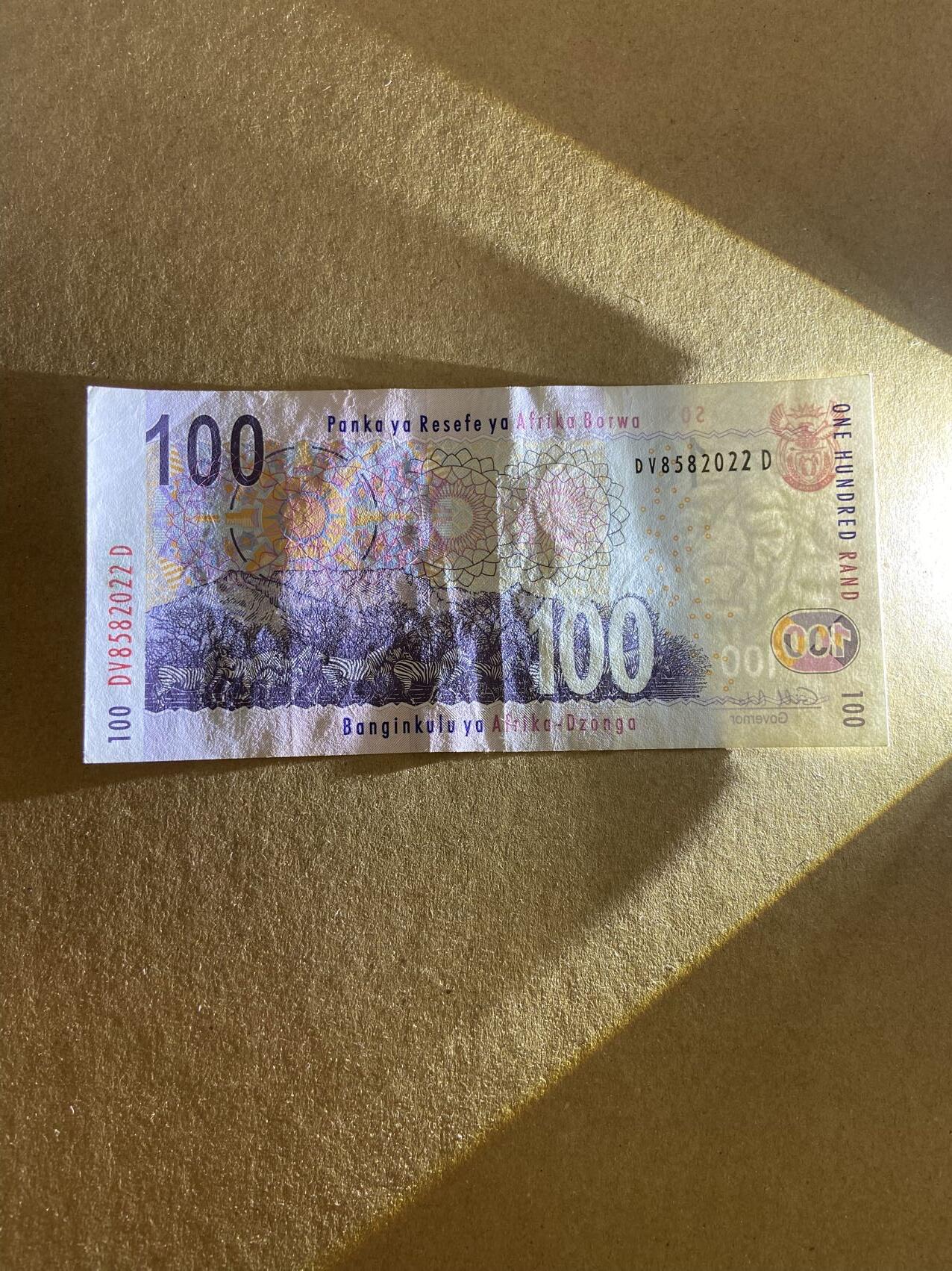 【炜奕收藏】第三十五期 2010年南非100兰特，AU品相，号码无47年份号