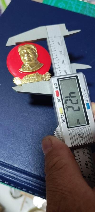 精品毛主席像章拍场 🔥🔥中年像🔥🔥毛主席像章，4104系列套章之一