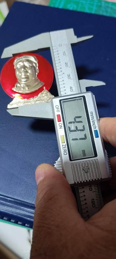 精品毛主席像章拍场 🔥🔥中年像🔥🔥毛主席像章，延安宝塔山图案