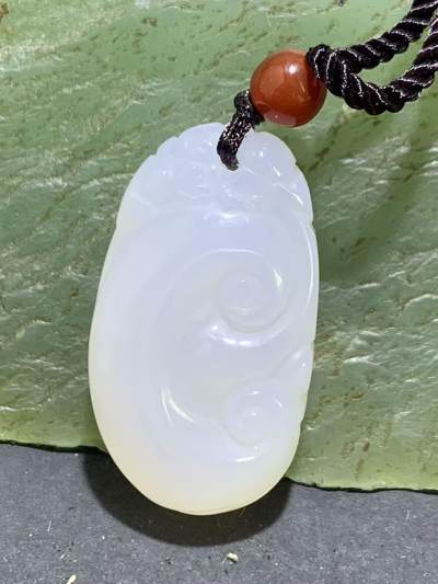 精美荔枝冻白玉髓如意随形吊坠一个， - 精美荔枝冻白玉髓如意随形吊坠一个，