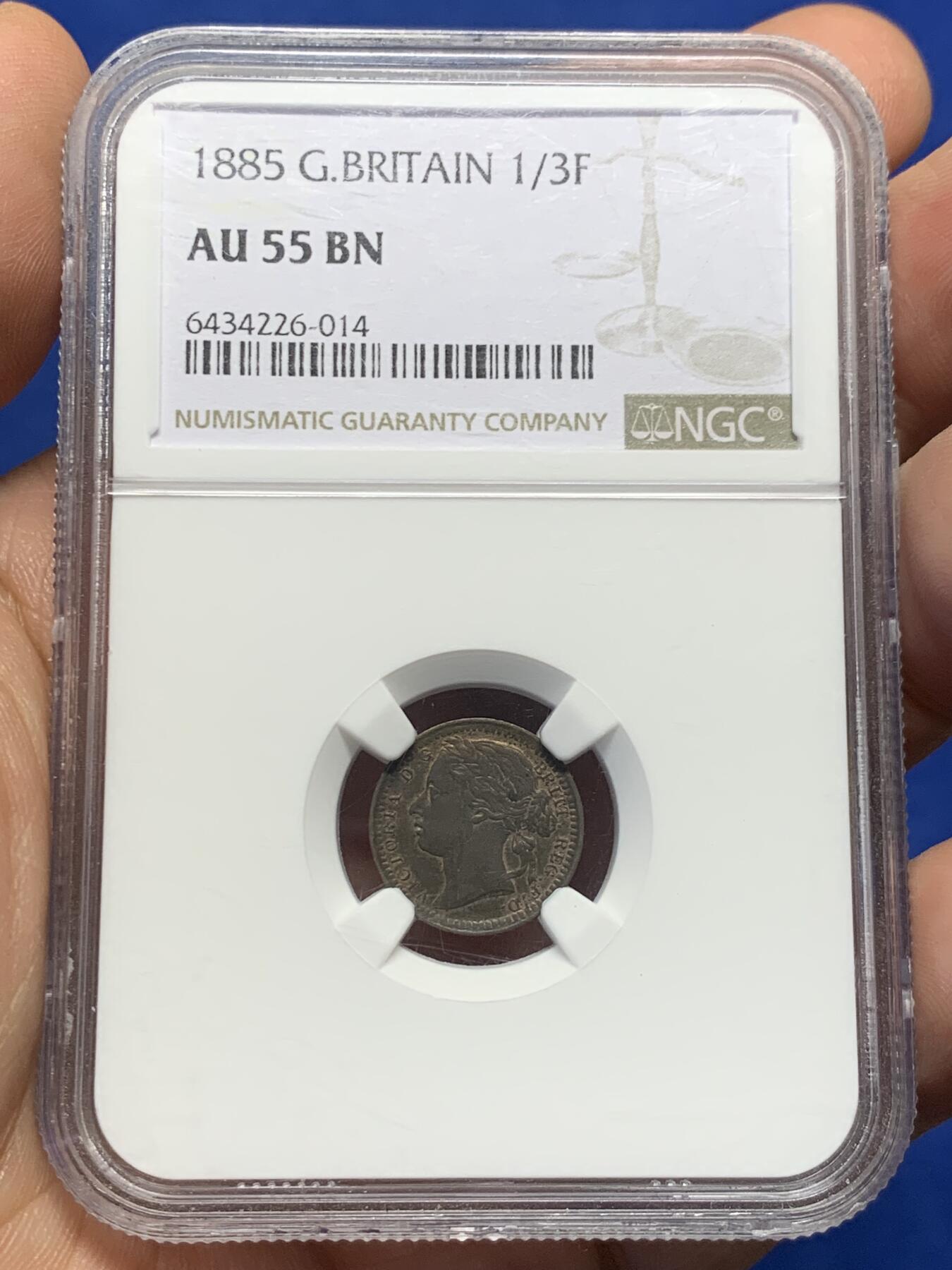 《竞宝斋》第387场 周日，周一 2场连拍 （全场包邮） NGC AU55BN 英国1885年1/3法新铜币 维多利亚女王的肖像依然高贵典雅，铜色包浆温润，细节犹存。流通多年的岁月轻抚过它，却未能夺去它那份曾见证帝国辉煌的神韵。作为维多利亚时代的低面值硬币，它的稀有程度早已超越了流通币的范畴，成为了时间的见证者，历史的珍贵印记
