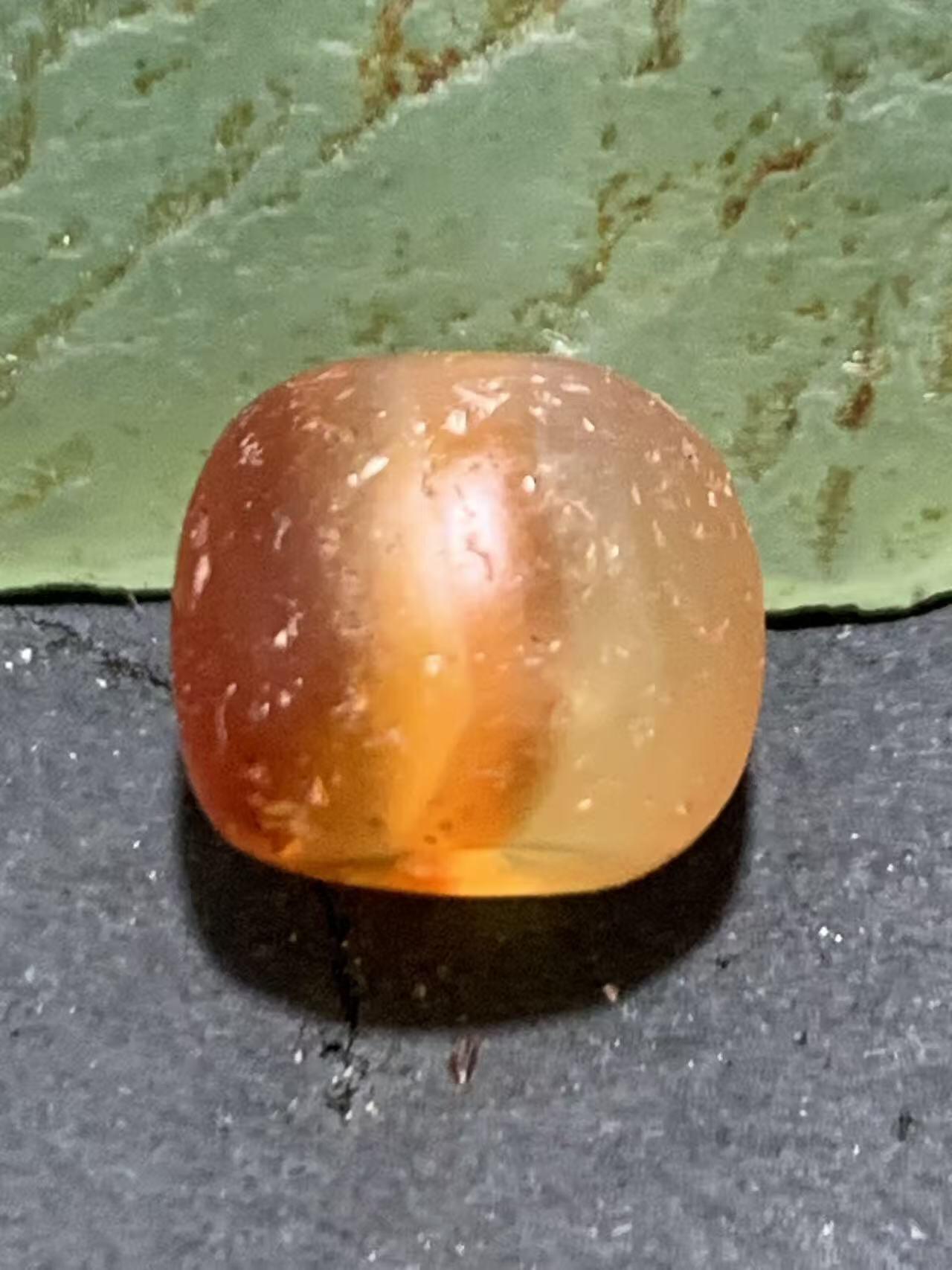 精美高玉化风化纹红白双色玛瑙随形桶珠一颗
