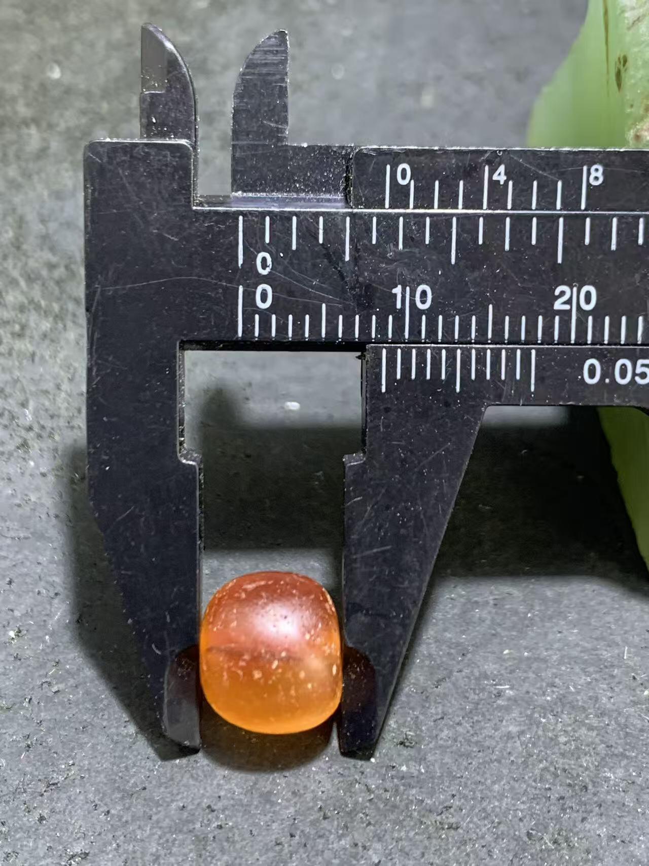 精美高玉化风化纹红白双色玛瑙随形桶珠一颗