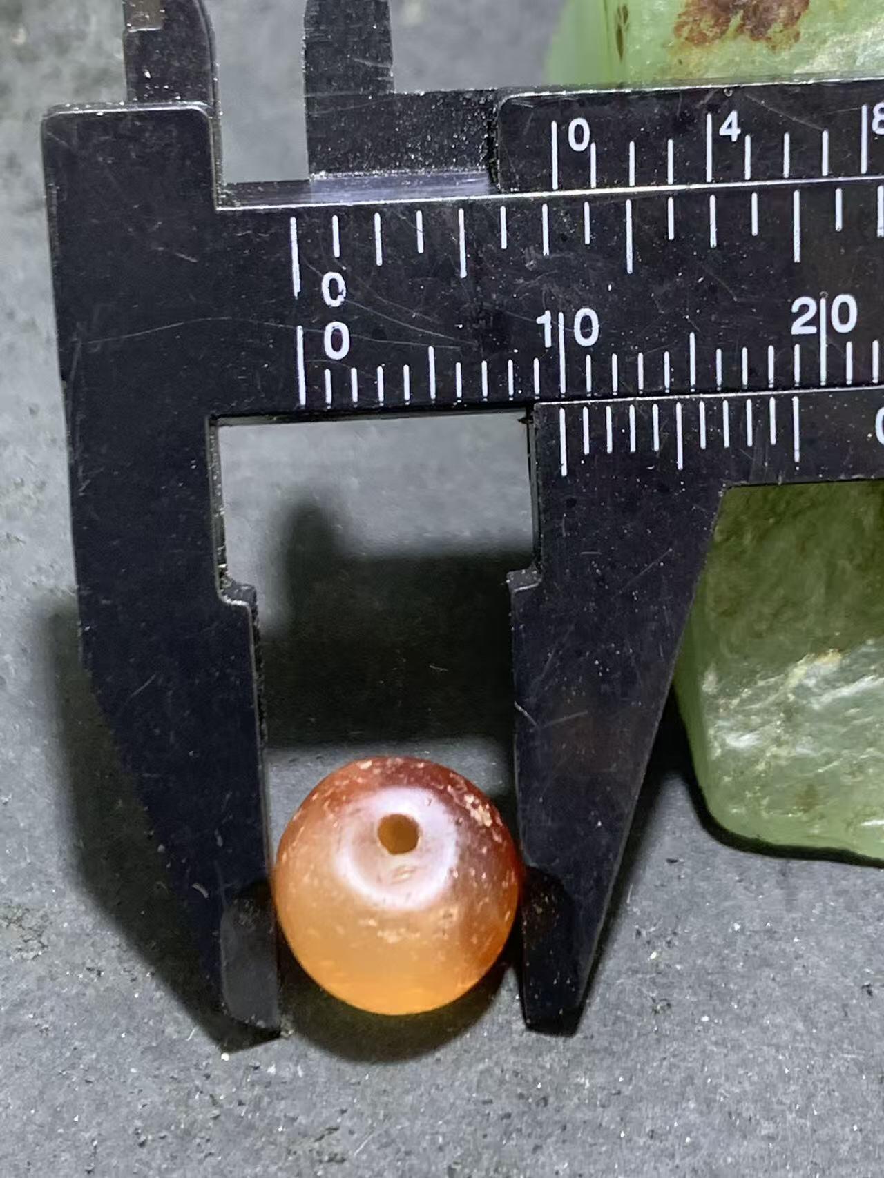 精美高玉化风化纹红白双色玛瑙随形桶珠一颗