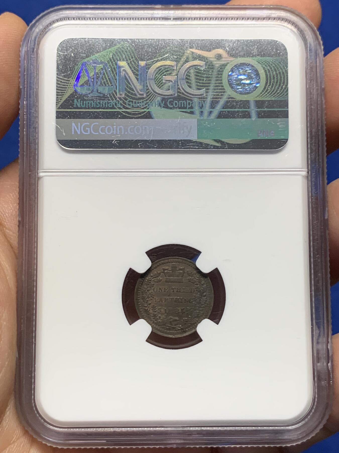 《竞宝斋》第387场 周日，周一 2场连拍 （全场包邮） NGC AU55BN 英国1885年1/3法新铜币 维多利亚女王的肖像依然高贵典雅，铜色包浆温润，细节犹存。流通多年的岁月轻抚过它，却未能夺去它那份曾见证帝国辉煌的神韵。作为维多利亚时代的低面值硬币，它的稀有程度早已超越了流通币的范畴，成为了时间的见证者，历史的珍贵印记