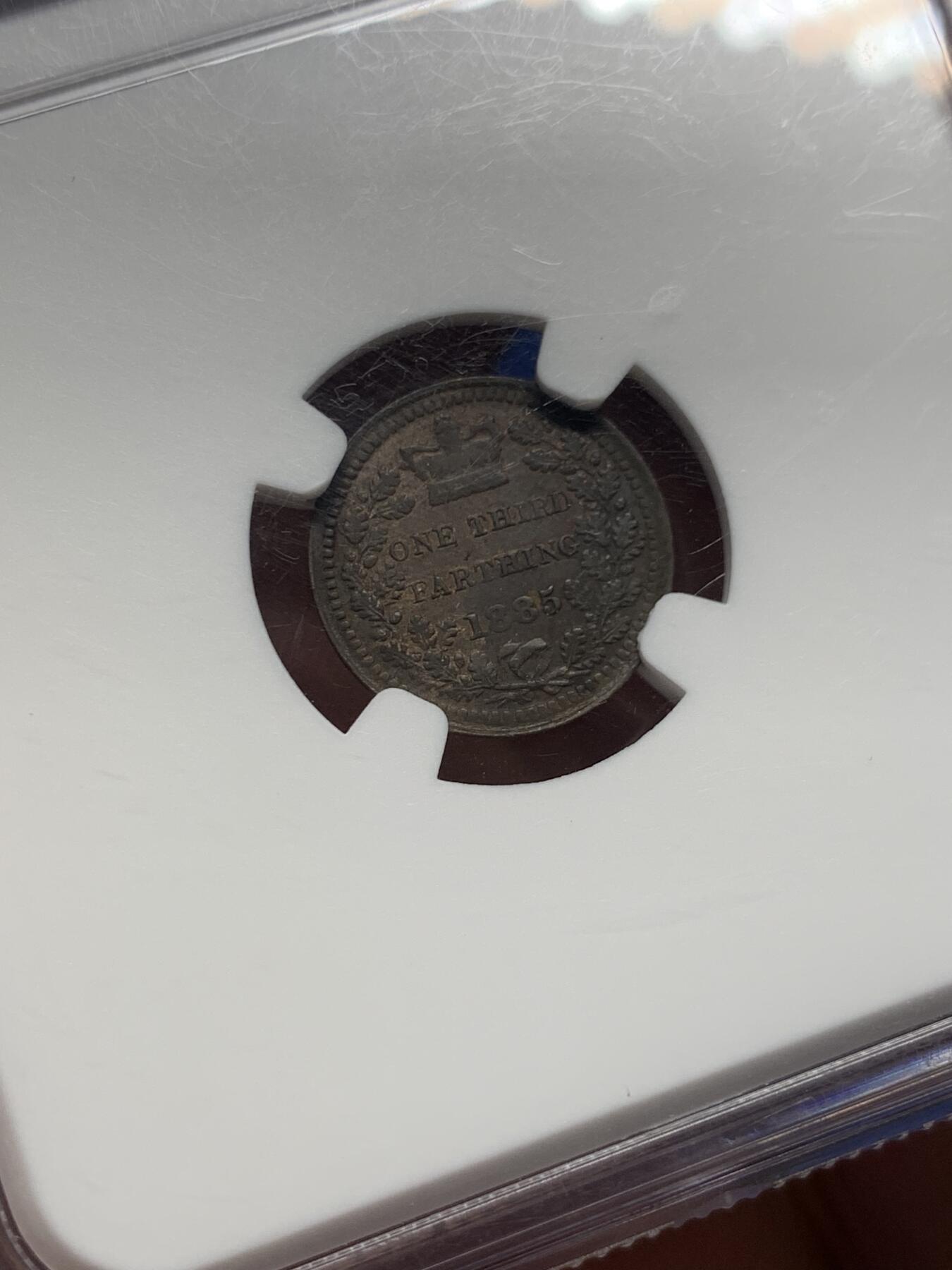 《竞宝斋》第387场 周日，周一 2场连拍 （全场包邮） NGC AU55BN 英国1885年1/3法新铜币 维多利亚女王的肖像依然高贵典雅，铜色包浆温润，细节犹存。流通多年的岁月轻抚过它，却未能夺去它那份曾见证帝国辉煌的神韵。作为维多利亚时代的低面值硬币，它的稀有程度早已超越了流通币的范畴，成为了时间的见证者，历史的珍贵印记