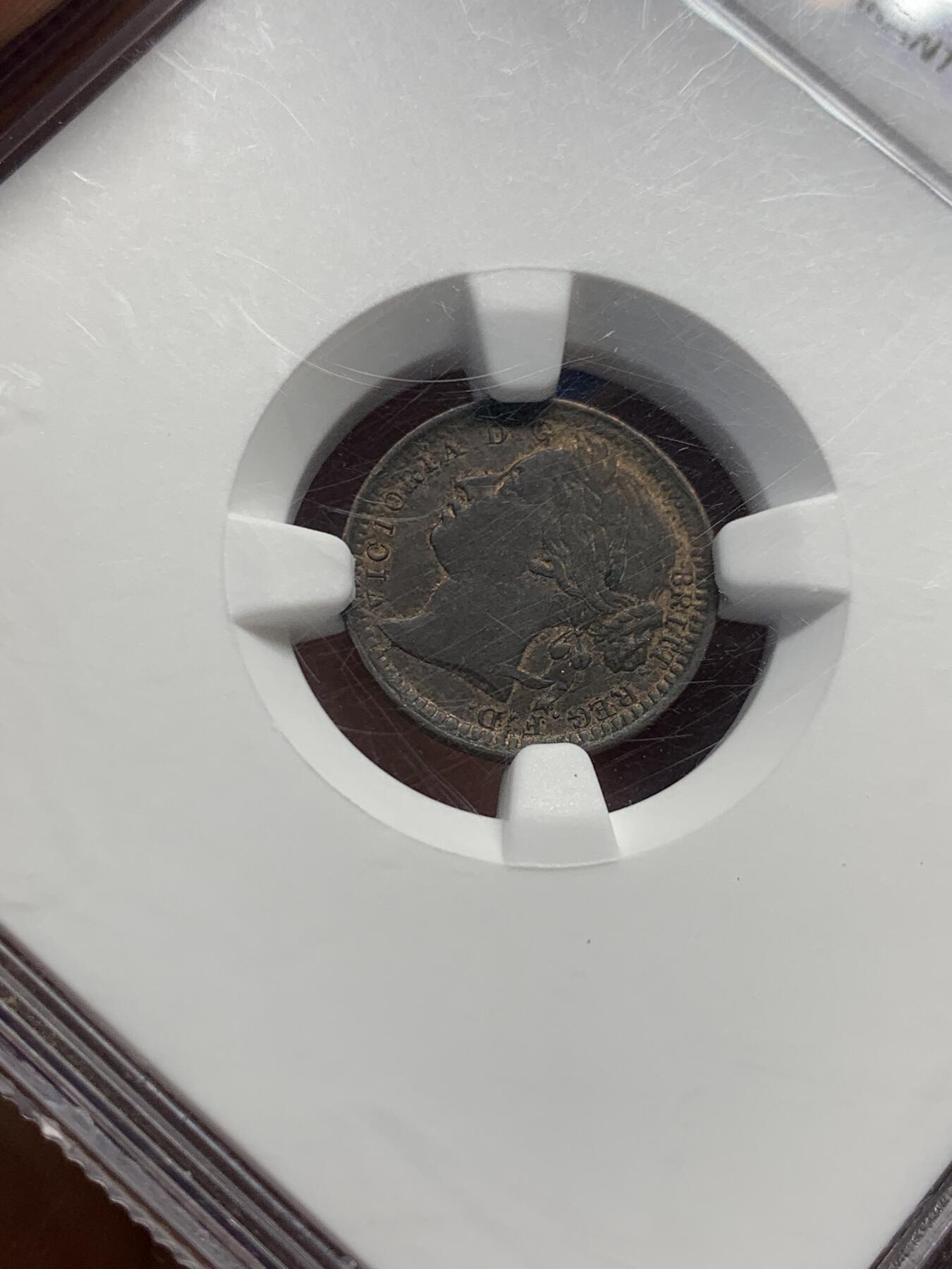 《竞宝斋》第387场 周日，周一 2场连拍 （全场包邮） NGC AU55BN 英国1885年1/3法新铜币 维多利亚女王的肖像依然高贵典雅，铜色包浆温润，细节犹存。流通多年的岁月轻抚过它，却未能夺去它那份曾见证帝国辉煌的神韵。作为维多利亚时代的低面值硬币，它的稀有程度早已超越了流通币的范畴，成为了时间的见证者，历史的珍贵印记