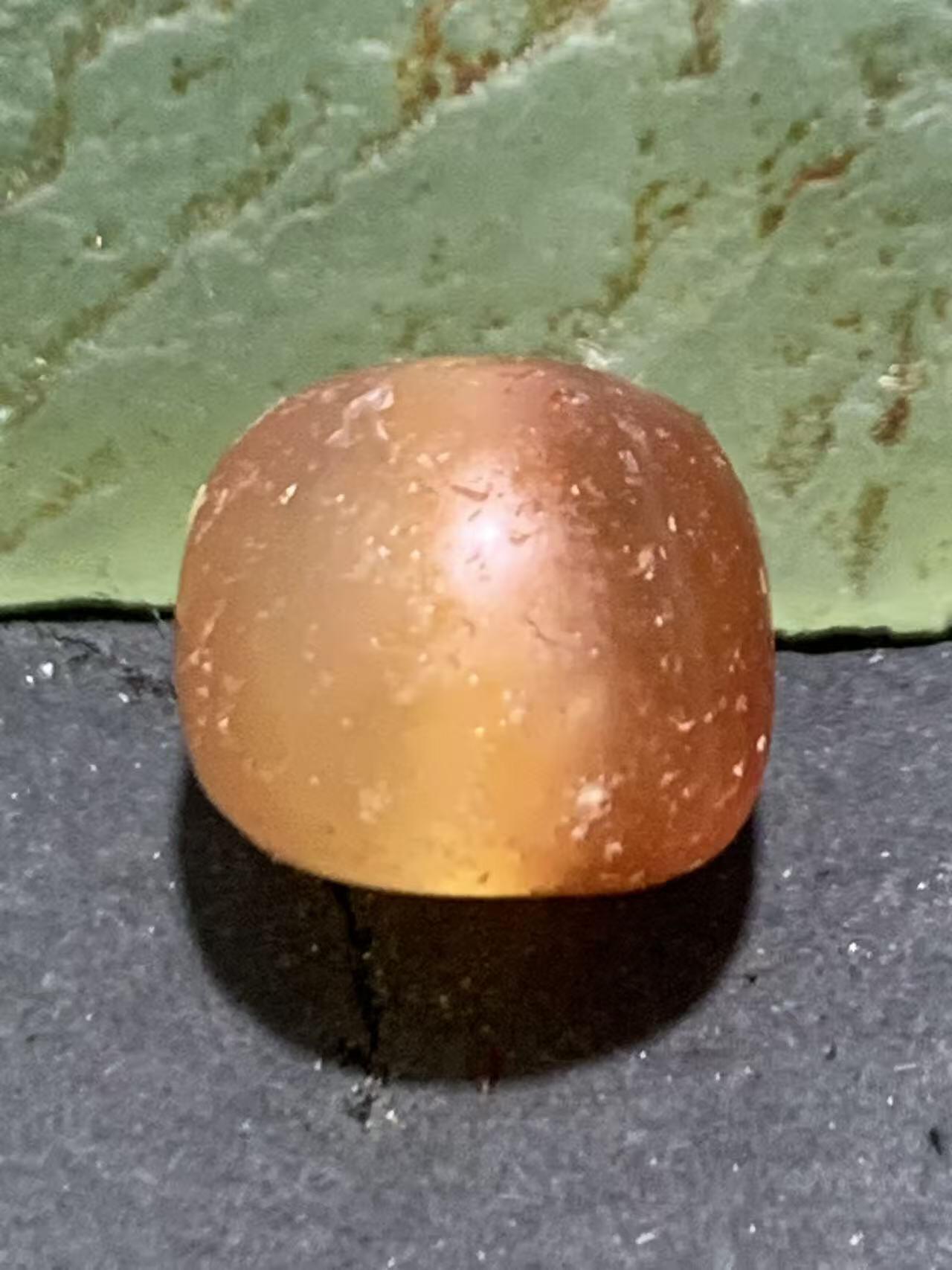精美高玉化风化纹红白双色玛瑙随形桶珠一颗