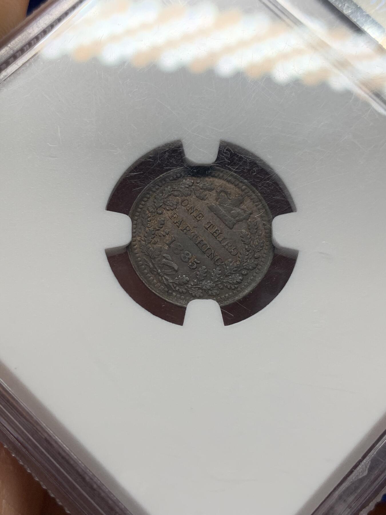 《竞宝斋》第387场 周日，周一 2场连拍 （全场包邮） NGC AU55BN 英国1885年1/3法新铜币 维多利亚女王的肖像依然高贵典雅，铜色包浆温润，细节犹存。流通多年的岁月轻抚过它，却未能夺去它那份曾见证帝国辉煌的神韵。作为维多利亚时代的低面值硬币，它的稀有程度早已超越了流通币的范畴，成为了时间的见证者，历史的珍贵印记