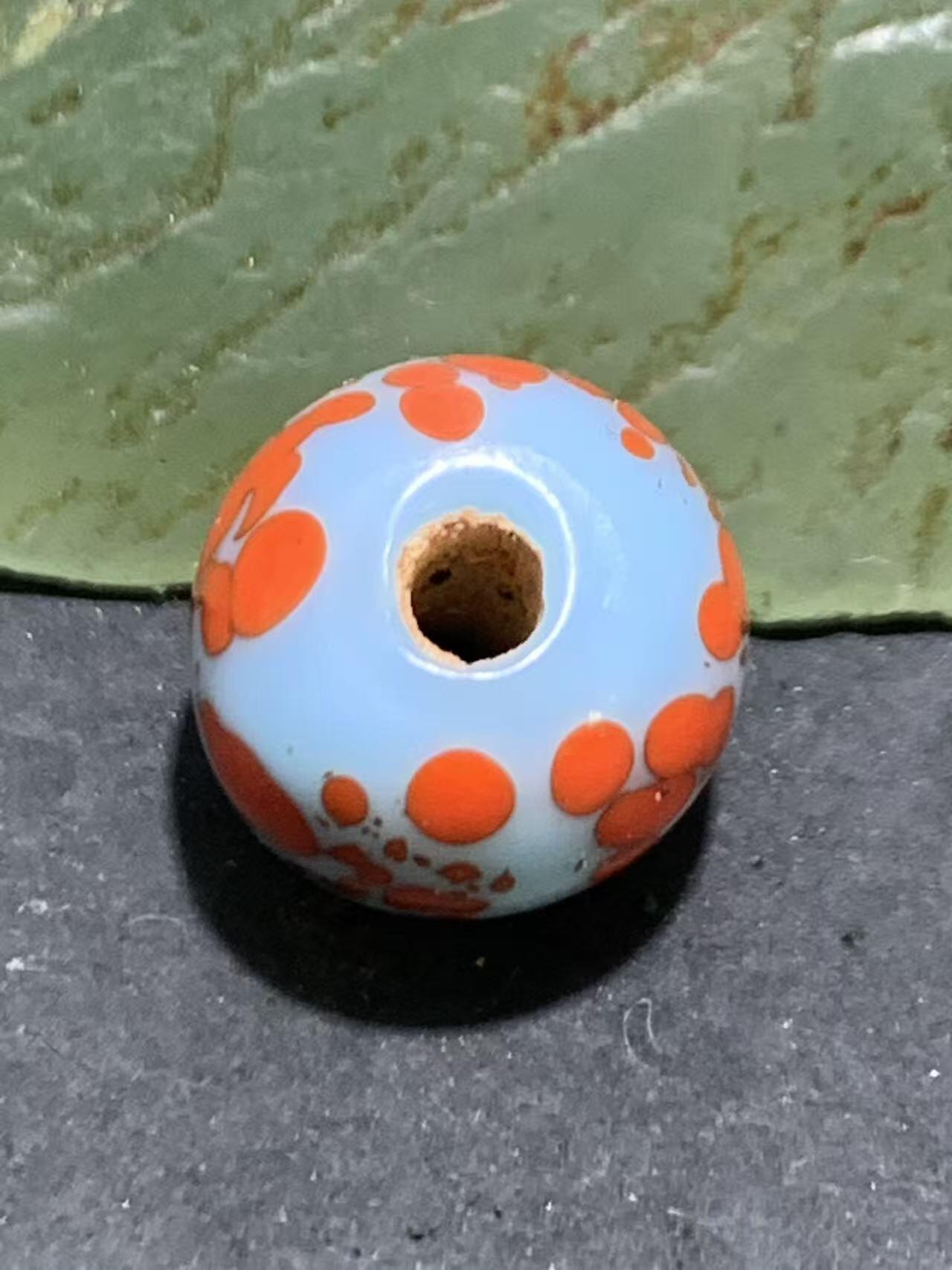 建国前后库存天蓝色蘸花工艺琉璃苹果珠一颗，
