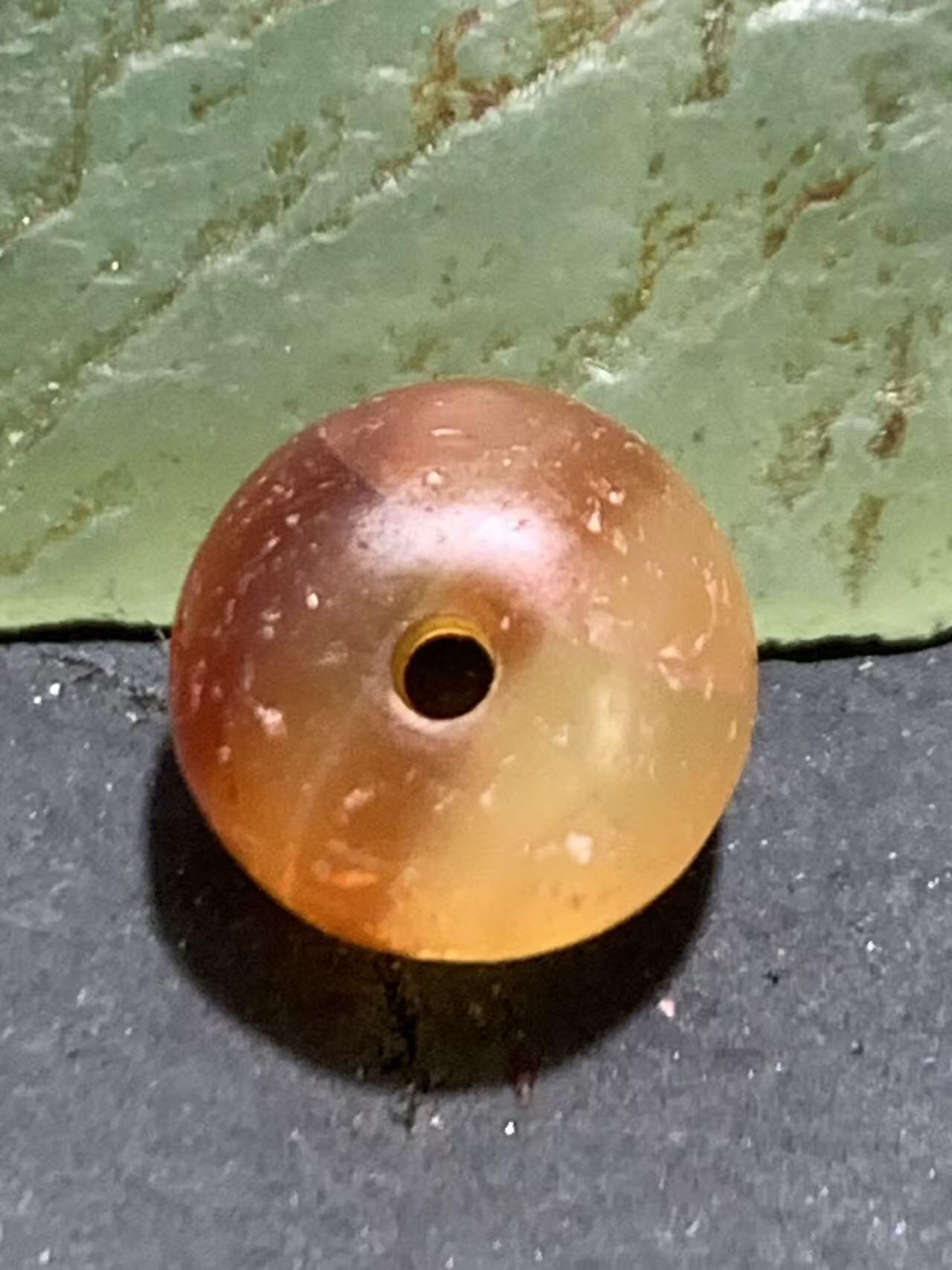 精美高玉化风化纹红白双色玛瑙随形桶珠一颗