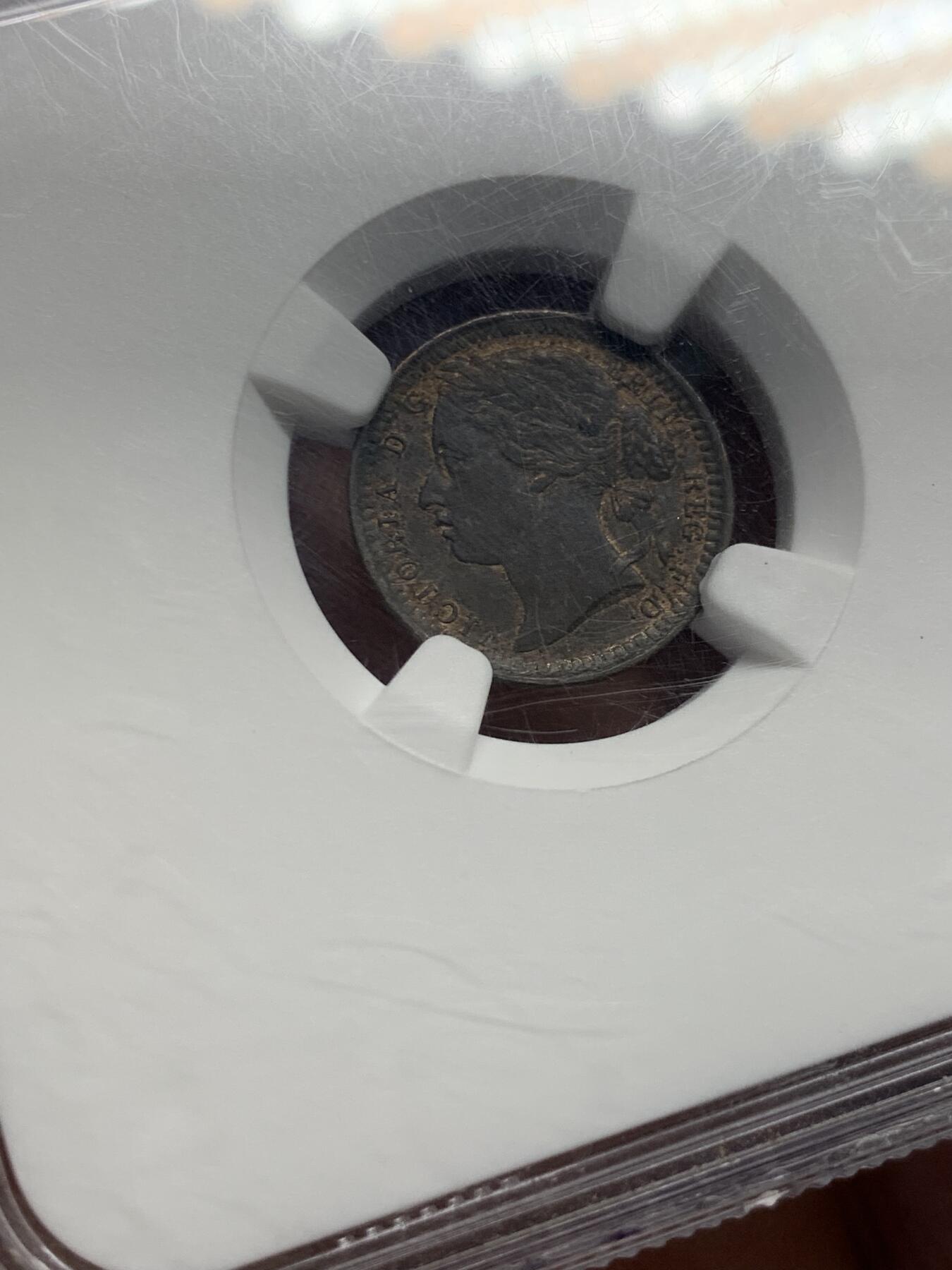 《竞宝斋》第387场 周日，周一 2场连拍 （全场包邮） NGC AU55BN 英国1885年1/3法新铜币 维多利亚女王的肖像依然高贵典雅，铜色包浆温润，细节犹存。流通多年的岁月轻抚过它，却未能夺去它那份曾见证帝国辉煌的神韵。作为维多利亚时代的低面值硬币，它的稀有程度早已超越了流通币的范畴，成为了时间的见证者，历史的珍贵印记