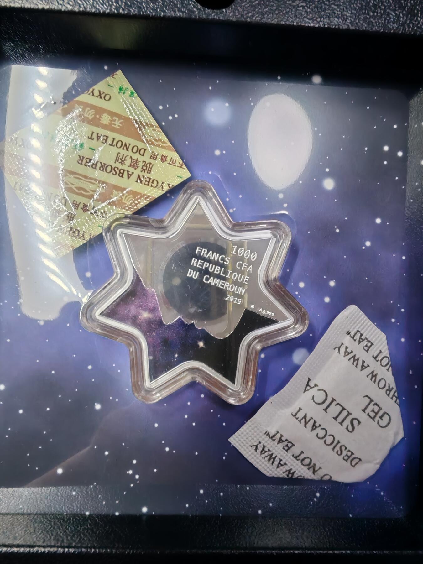 长老汇蛇年精选第十四场拍卖  2019喀麦隆幸运星座1000法郎七角形精制银币，双面彩色施华洛水晶，盒证全，500枚