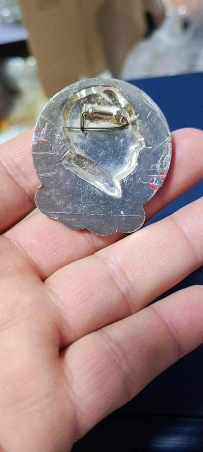 精品毛主席像章拍场 🔥四海翻腾云水怒图案🔥毛主席像章，