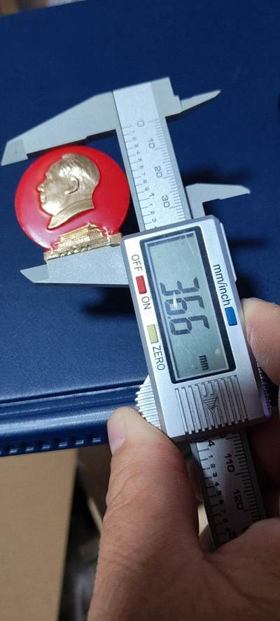 精品毛主席像章拍场 🔥天安门图案🔥毛主席像章，