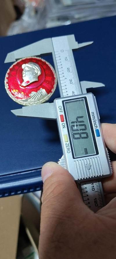 精品毛主席像章拍场 🔥井冈山图案🔥毛主席像章，