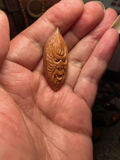 福利苏工核雕，纯手工雕刻，老苏工二花齐天大圣个性十足，等待有缘人，市场无同款，尺寸1。9x4.55喜欢的来 - 福利苏工核雕，纯手工雕刻，老苏工二花齐天大圣个性十足，等待有缘人，市场无同款，尺寸1。9x4.55喜欢的来