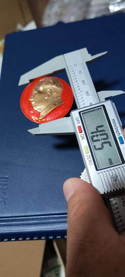 精品毛主席像章拍场 🔥满怀激情迎九大🔥背面党徽图案🔥毛主席像章，