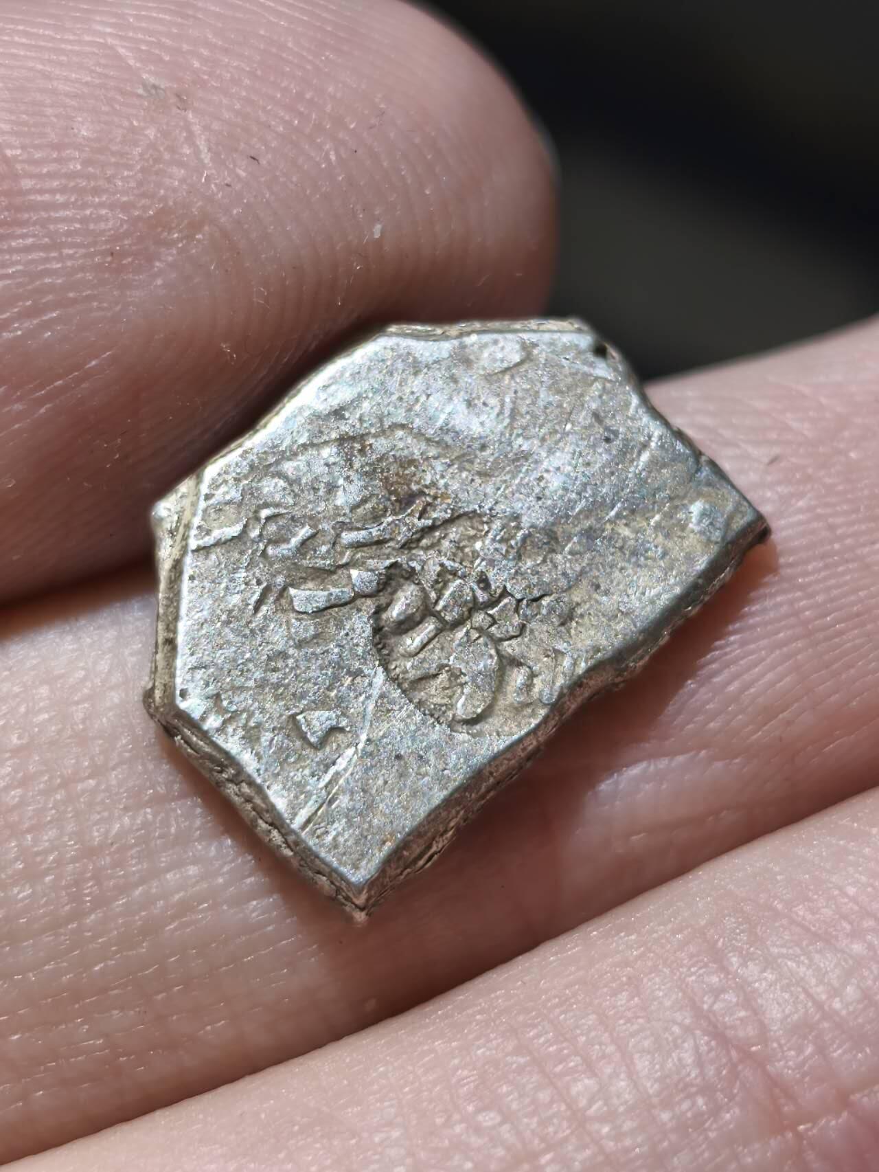 星盘钱币6.14古典币专场 孔雀王朝银币，品相比较好，有明确的佛丘非常完整的佛丘戳记，背面也有特殊戳记，3.45克