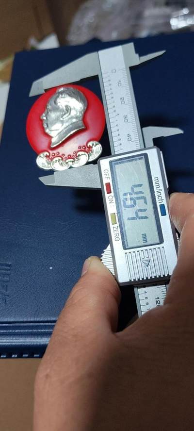 精品毛主席像章拍场 🔥四海翻腾云水怒图案🔥毛主席像章，