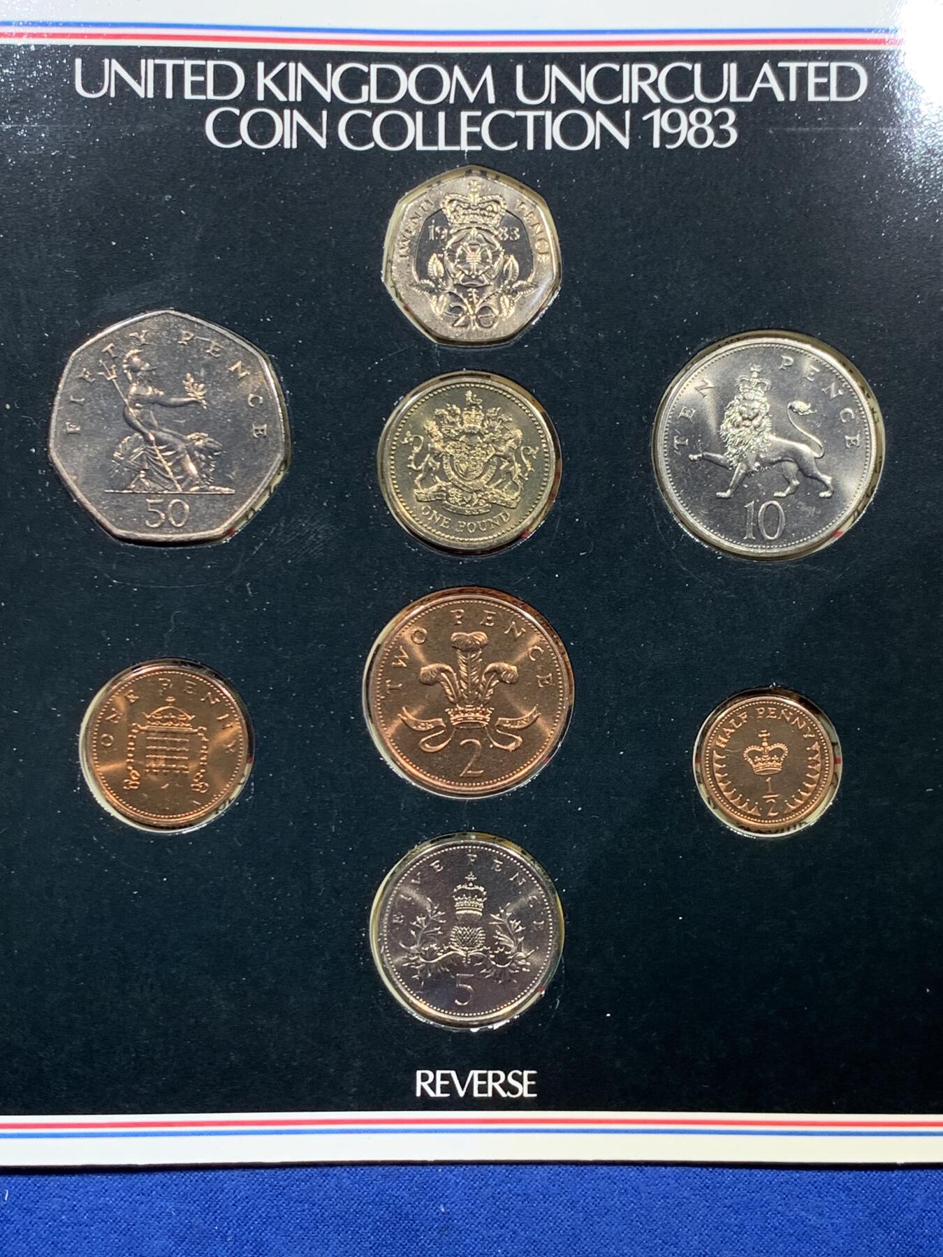 《竞宝斋》第388场 周日，周一，2场连拍 （全场包邮） 英国1983年mint set未流通套币册 新1镑发行的首年 精美纹章盾徽漂亮 1/2便士的最后几年