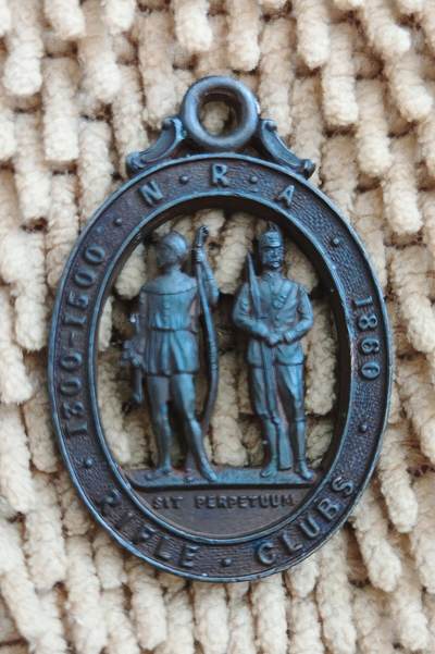 06月01日 世界币章 - 稀品：1860年 英国《射击协会》纪念铜吊坠 直径28×41mm 立体镂空 包浆均匀精美适合当项链吊坠