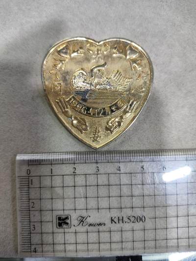 爱淘收藏纪念徽章第一期 - 1996年夫妻同心结婚心形纪念章