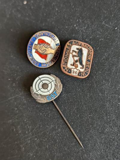 韵星假日拍卖第十八期 -- Rimey Holidays Auction 18 - 民主德国体育与技术协会徽章一组 统一社会党党员证章